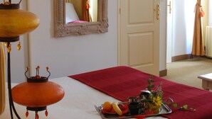 Escritorio, wifi gratis, decoración personalizada y muebles diferentes 