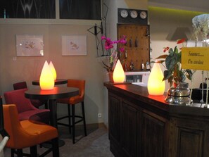 Bar (on property) - Logis Hôtel les Capucins (Avallon)