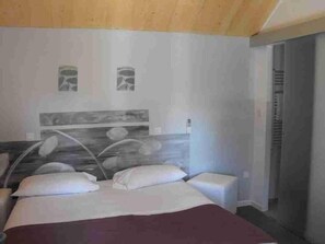 Decoración personalizada, muebles diferentes, escritorio y wifi gratis 