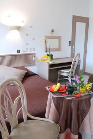 Room - Logis Hôtel les Capucins (Avallon)