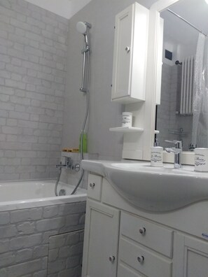 Departamento superior, 1 cama Queen size y sofá cama, para no fumadores, vista a la ciudad | Baño | Regadera, amenidades de baño gratuitas, secadora de cabello, pantuflas 