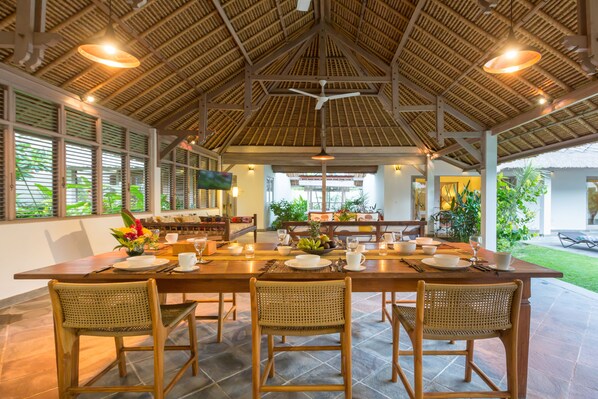 Vila standard, 3 quartos, piscina particular | Opções para refeição no quarto