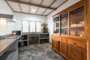 Vila standard, 3 quartos, piscina particular | Cozinha americana privada | Geladeira grande, micro-ondas, cooktop, chaleira elétrica