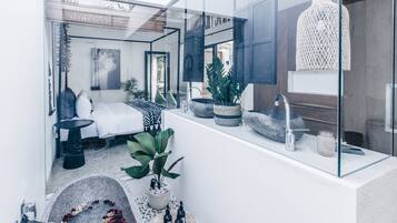 Romantic Bungalow, Bathtub | Bathroom | Shower, free toiletries, hair dryer, bidet