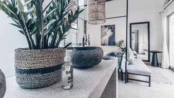 Romantic Bungalow, Bathtub | Bathroom sink