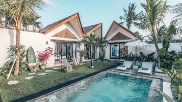 Outdoor pool, pool loungers