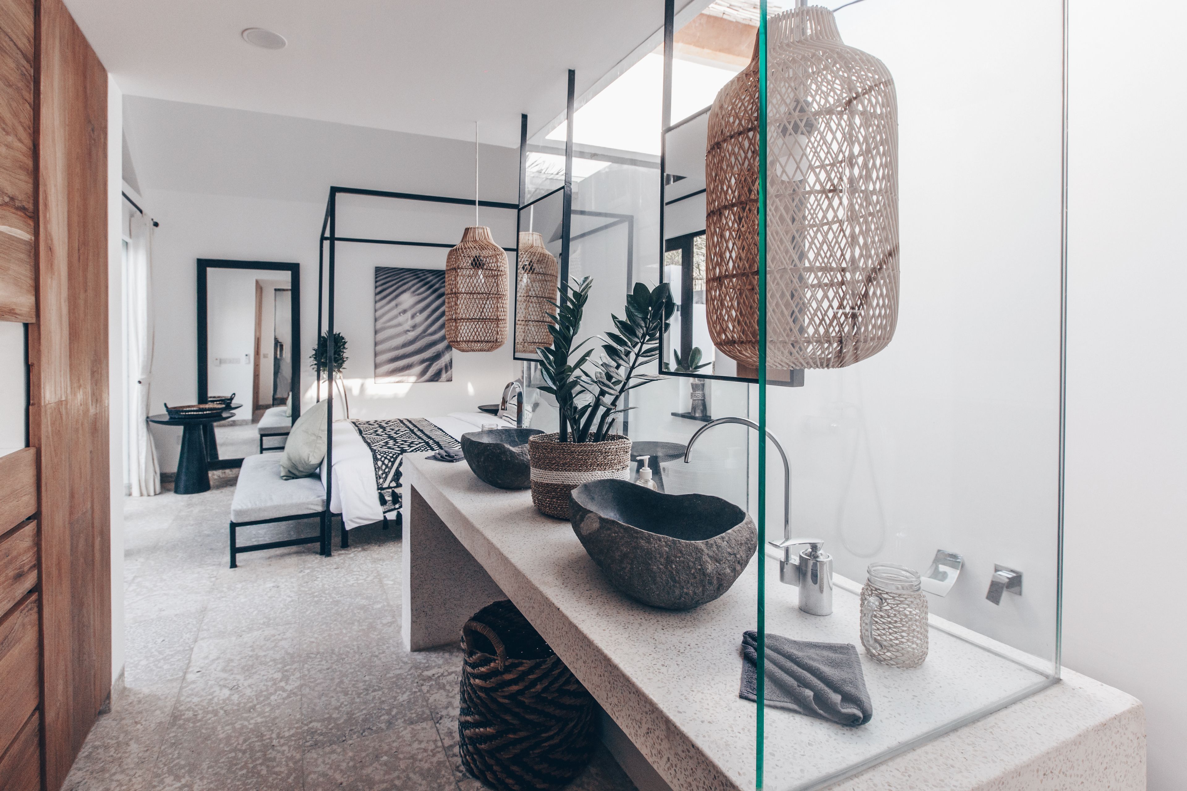 Bungalow phong cách lãng mạn, bồn tắm | Chậu rửa trong phòng tắm