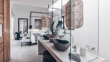 Bungalow Romantis, bathtub | Wastafel kamar mandi