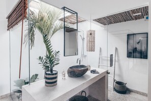 Deluxe Twin Room, Non Smoking | Bathroom sink