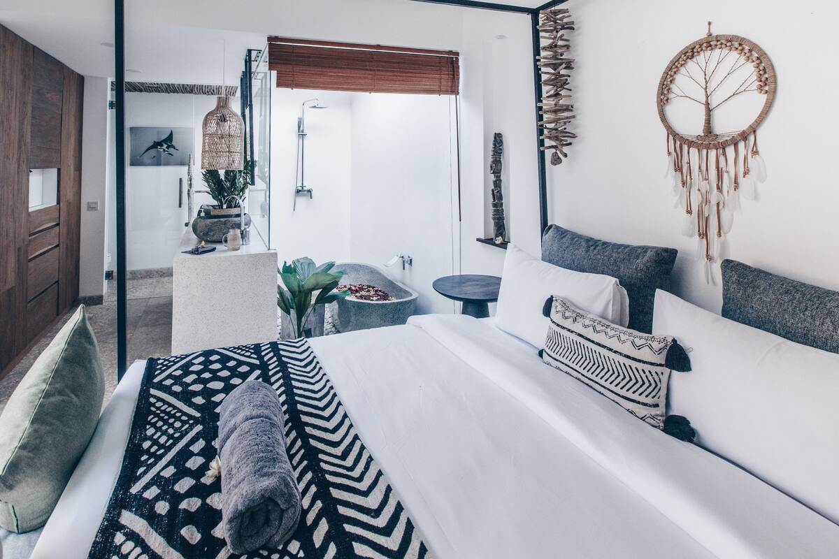 Romantic Bungalow, Bathtub | In-room safe, desk, iron/ironing board (on request), WiFi (free)
