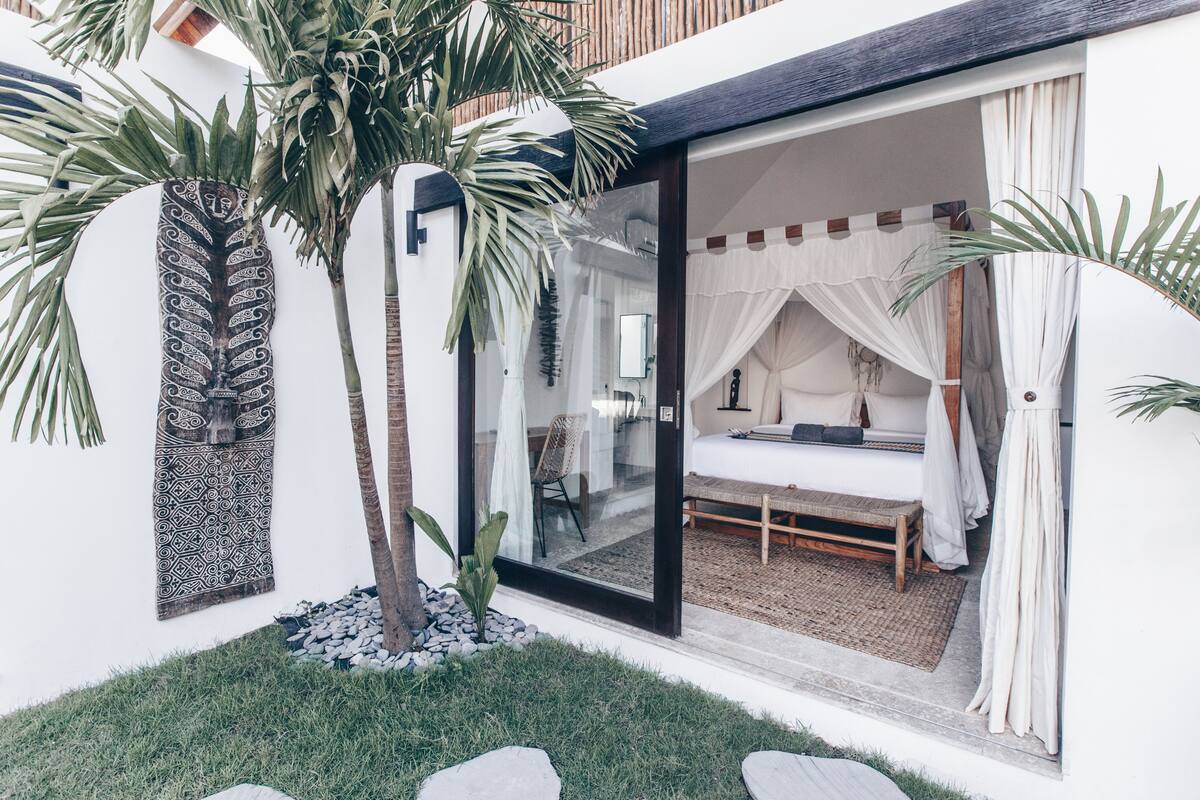 Deluxe Bungalow, 1 King Bed | In-room safe, desk, iron/ironing board (on request), WiFi (free)