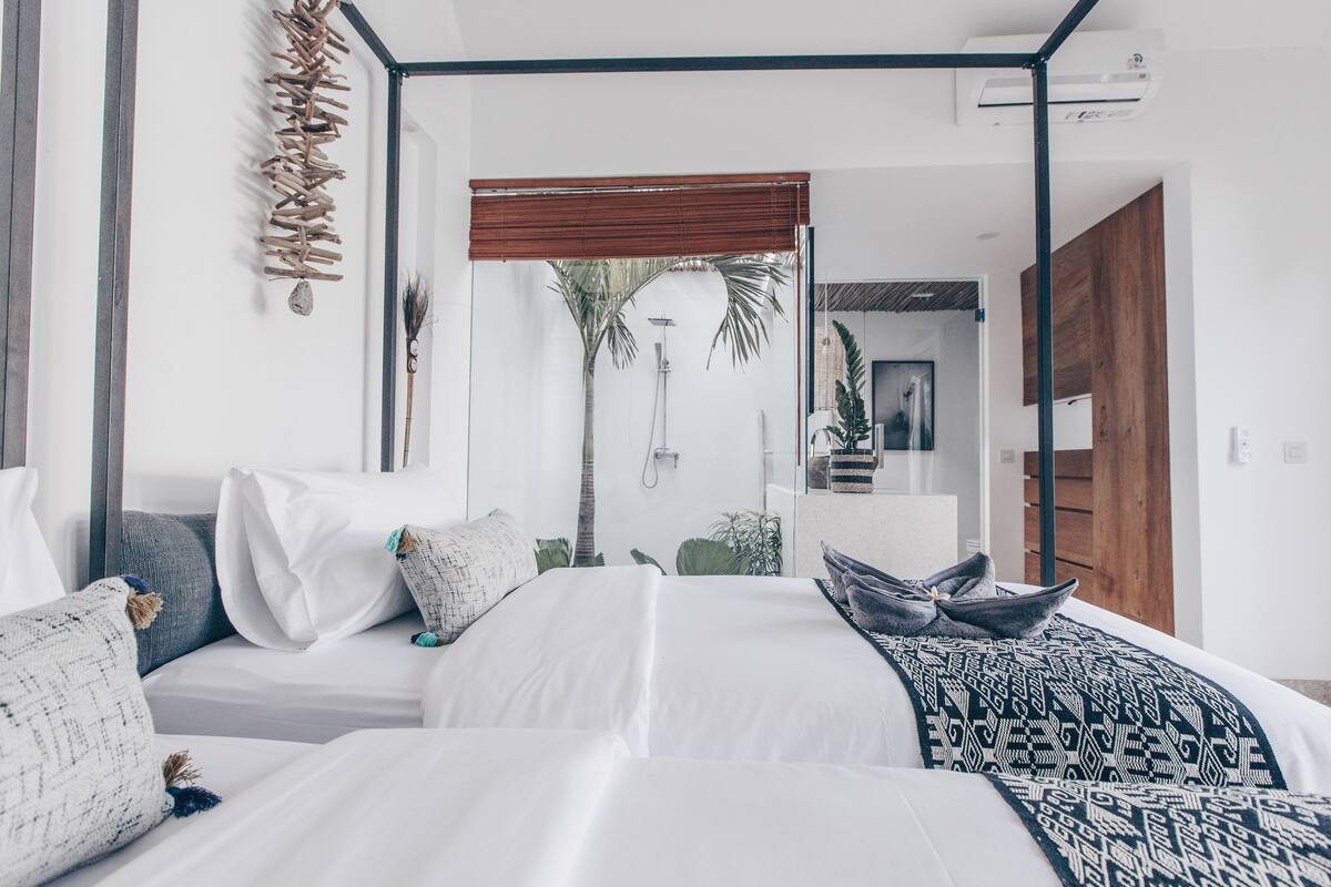 Deluxe Twin Room, Non Smoking | In-room safe, desk, iron/ironing board (on request), WiFi (free)