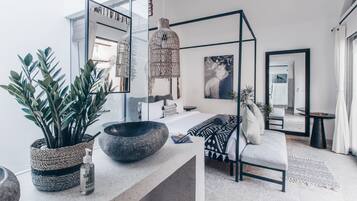 Romantic Bungalow, Bathtub | Bathroom sink