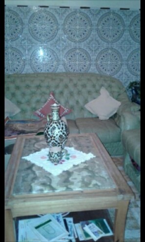 Apartament, 1 dormitori | Sala d'estar | Televisor de plasma de 32 polzades amb canals per satèl·lit i televisor 