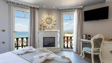 Junior Suite, Sea View | In-room safe, individually decorated, individually furnished, desk