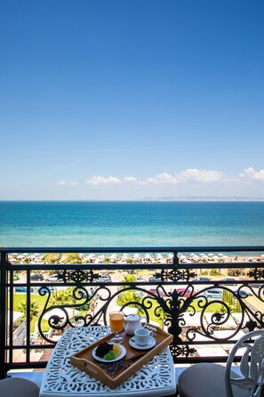 Am Strand, Liegestühle, Sonnenschirme