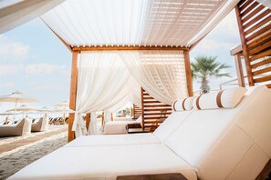 On the beach, sun-loungers, beach umbrellas - Wellness Santa Hotel - Adults Only (Thermaikos)