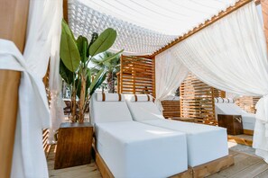 On the beach, sun loungers, beach umbrellas - Wellness Santa Hotel - Adults Only (Thermaikos)
