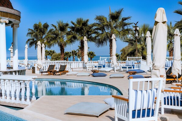 Außenpool (je nach Saison geöffnet), Sonnenschirme, Liegestühle