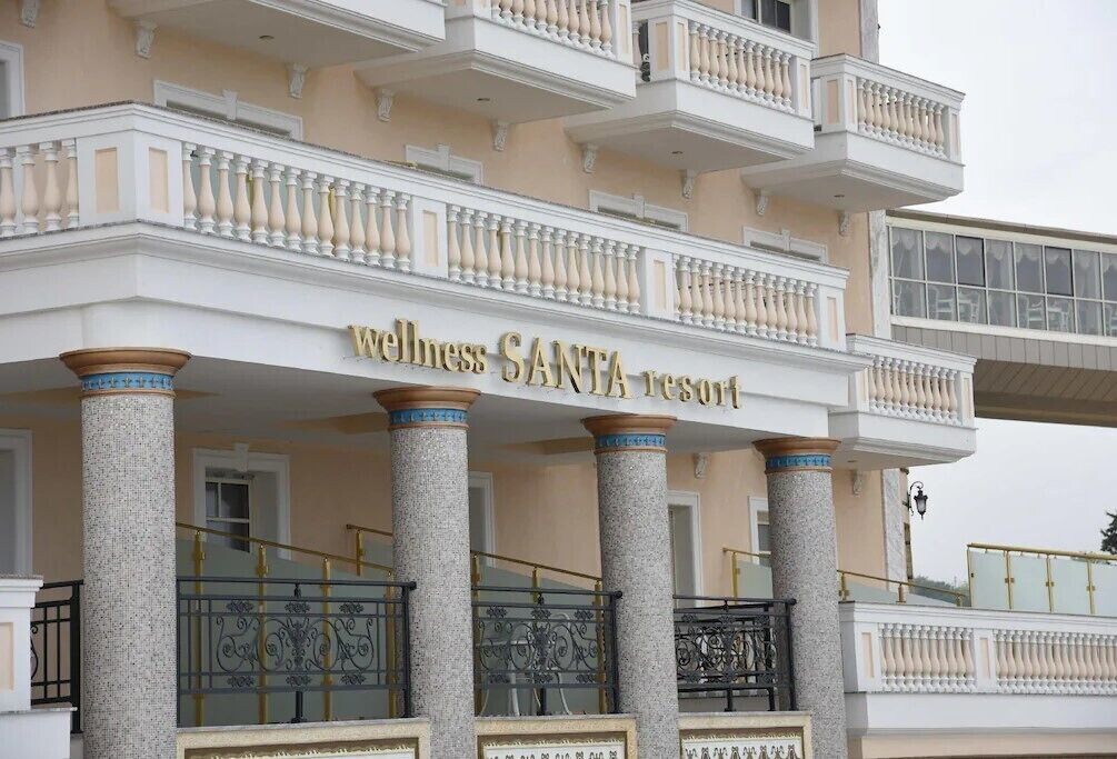 A building with a sign reading "Wellness SANTA resort".