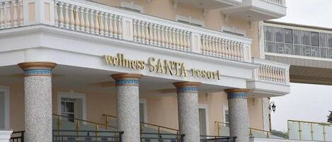 A building with a sign reading "Wellness SANTA resort".