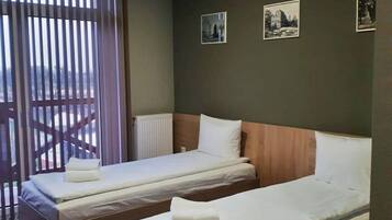 Chambre Standard avec lits jumeaux, vue lac | Bureau, fer et planche Ă repasser, Wi-Fi gratuit