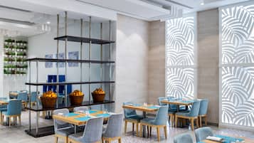 2 間餐廳,供應早餐、午餐和晚餐,國際料理