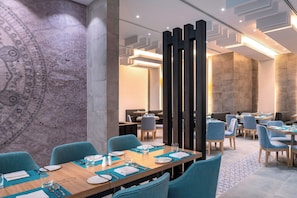 2 restaurants, breakfast, lunch, dinner served; international cuisine