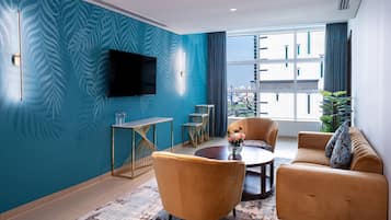 Business Suite, 1 Bedroom | Tilam berlapik, bar mini, peti besi dalam bilik, meja