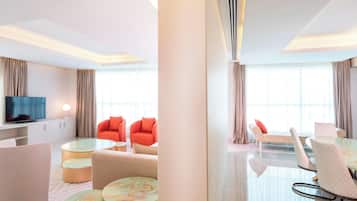 Presidential Suite, 2 Bedrooms, Private Pool, City View | Ruang tamu | 32 inci televisyen skrin rata dengan kabel, TV, filem tayangan pertama