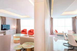 Suite – president, 2 soverom, privat basseng, byutsikt | Oppholdsrom | En 32-tommers Flatskjerm-TV med kabel-kanaler samt TV og premierefilmer