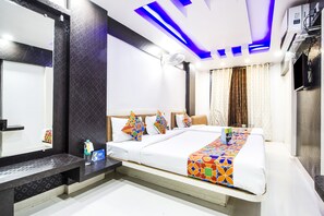 Deluxe-huone, 1 parisänky, tupakointi kielletty | Työpöytä, ilmainen Wi-Fi