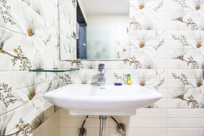 Deluxe-huone, 1 parisänky, tupakointi kielletty | Kylpyhuone | Suihku, sadesuihkupää, ilmaiset hygieniatuotteet, pyyhkeet