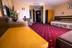 Minibar, in-room safe, desk, WiFi