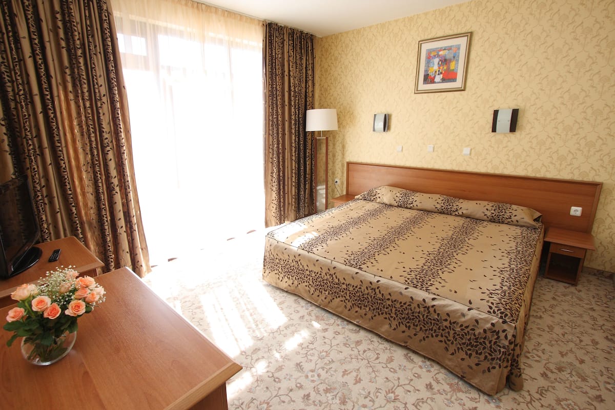 Minibar, in-room safe, desk, WiFi