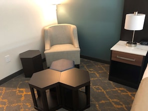 Habitación estándar, 1 cama King size, con acceso para personas discapacitadas, para no fumadores | Escritorio, espacio para trabajar con laptop y cortinas blackout