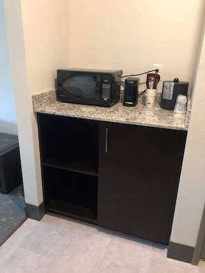 Escritorio, espacio para trabajar con laptop y cortinas blackout