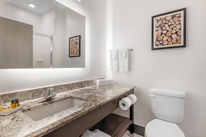 Suite, 2 camas Queen size, para no fumadores, refrigerador y microondas | Baño | Amenidades de baño gratuitas, secadora de cabello, toallas, jabón 