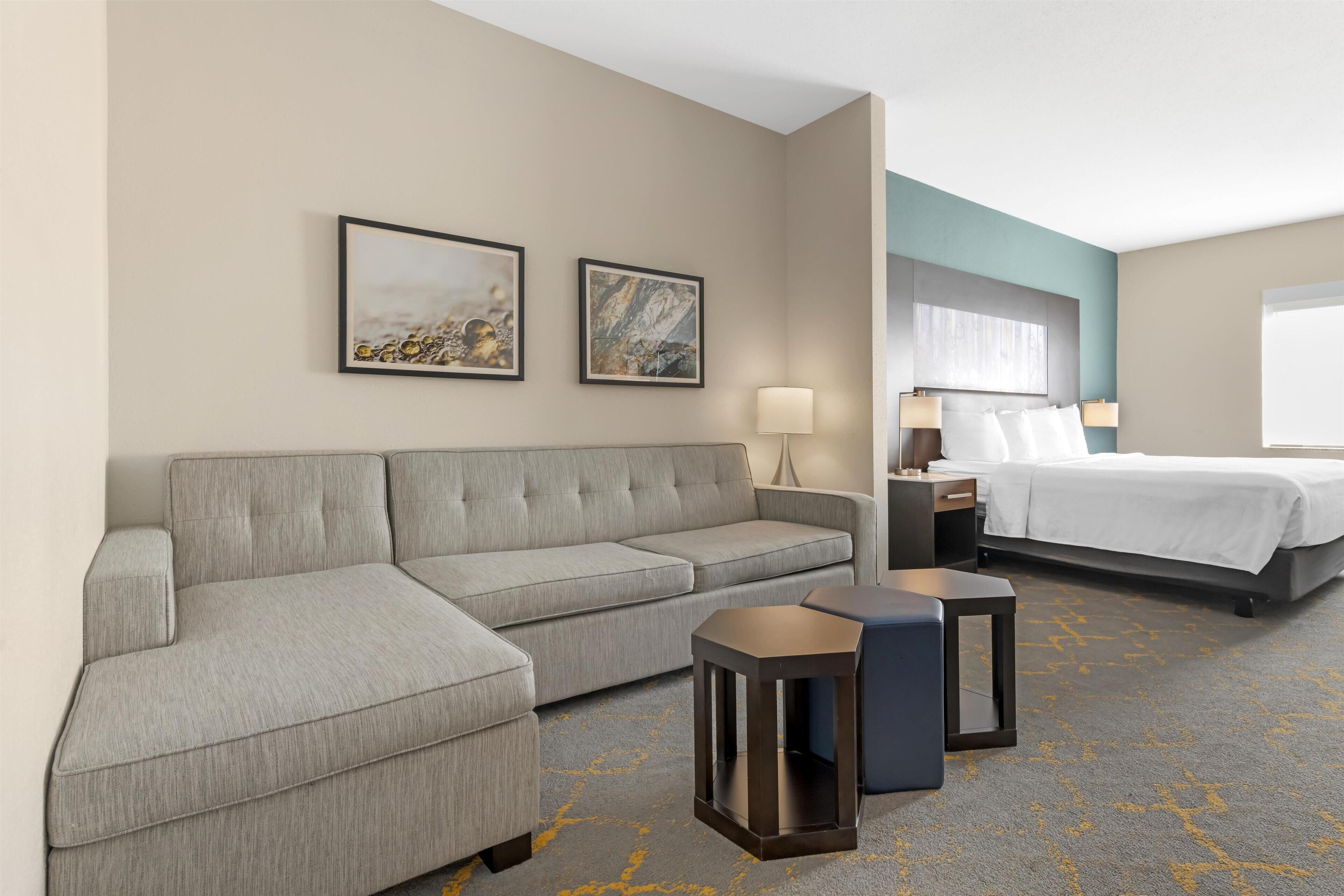 โต๊ะทำงาน, พื้นที่ทำงานแบบใช้แล็ปท็อป, ผ้าม่านกันแสง, เตารีด/โต๊ะรีดผ้า