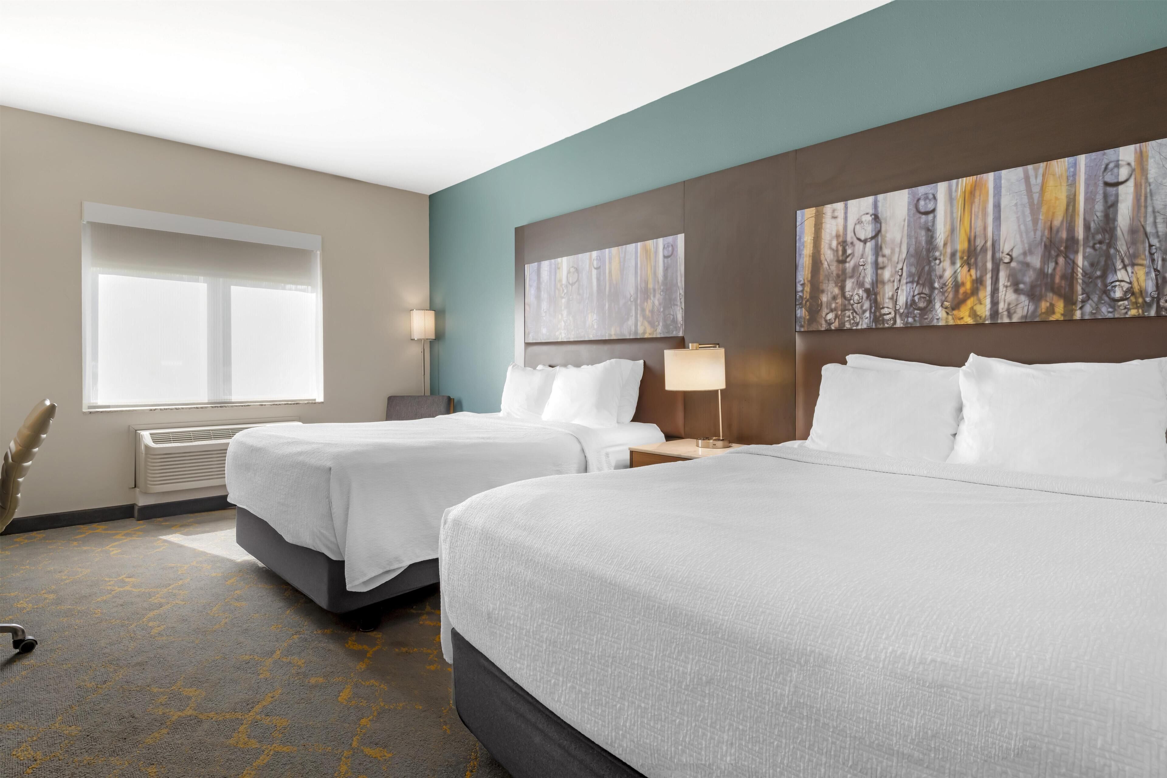 スタンダード ルーム クイーンベッド 2 台 バリアフリー 禁煙 | デスク、ノートパソコン用作業スペース、遮光カーテン、アイロン / アイロン台