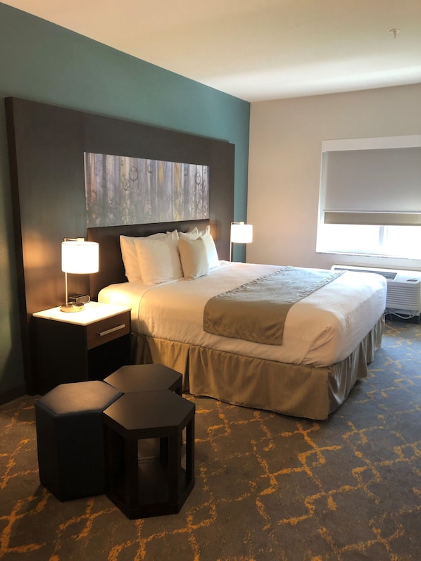 Escritorio, espacio para trabajar con laptop y cortinas blackout