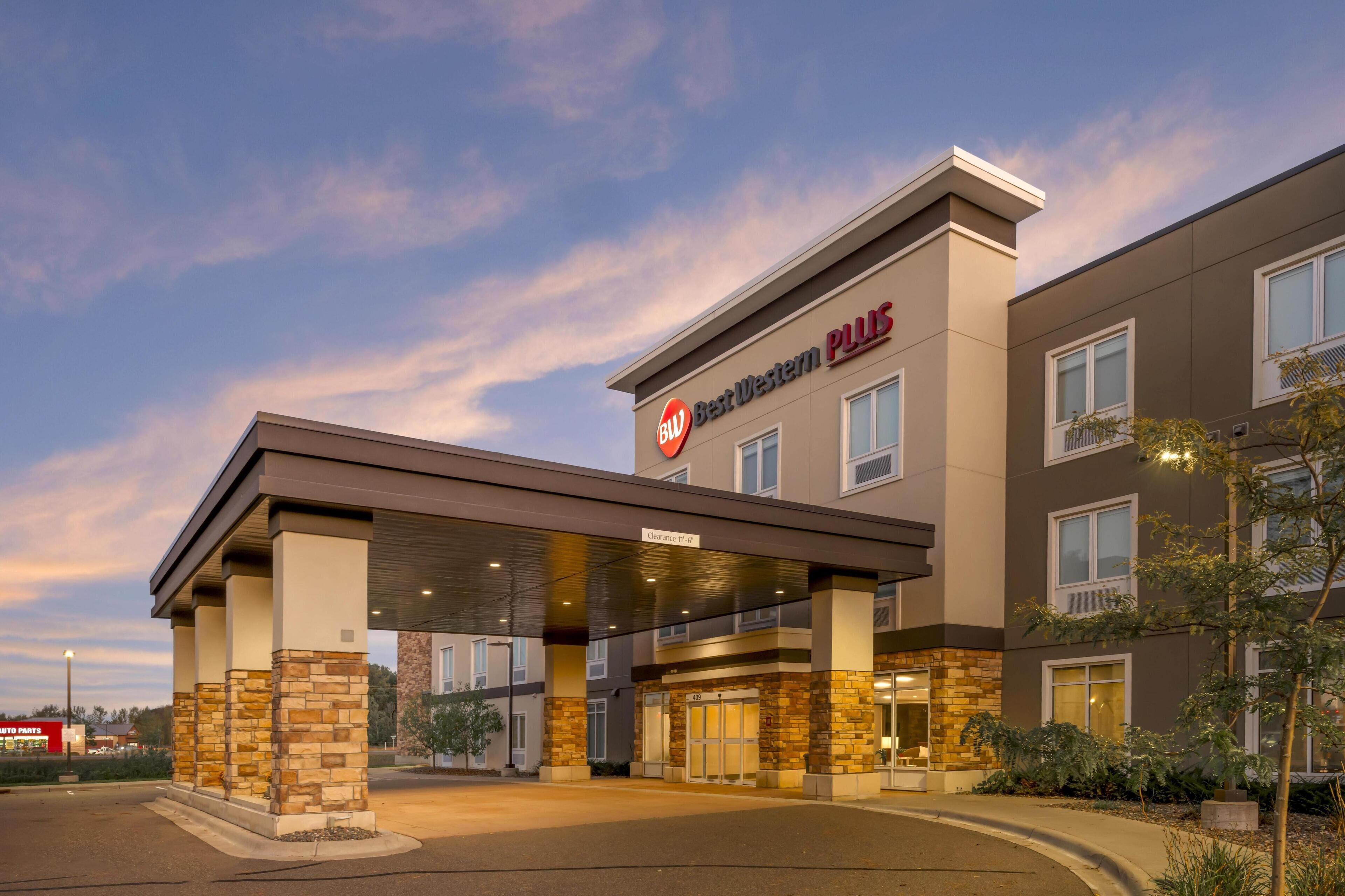 Un hotel Best Western Plus con entrada techada, fachada de piedra y múltiples ventanas.