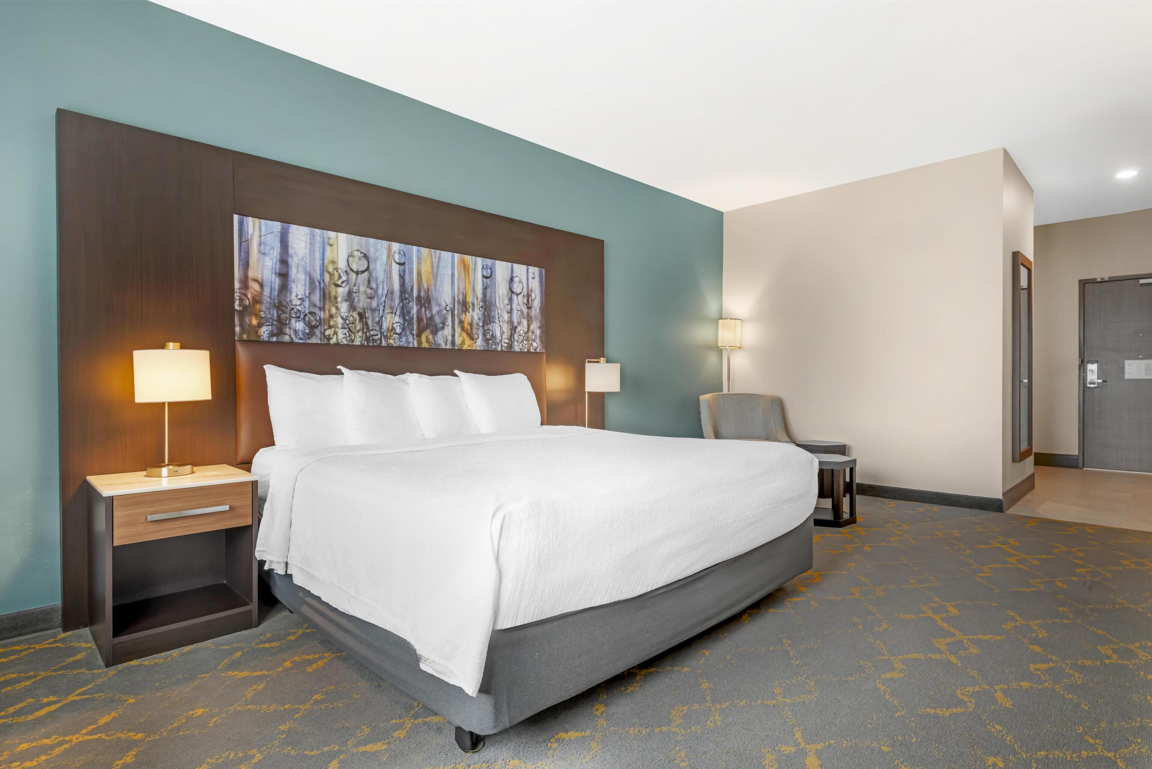 ห้องสแตนดาร์ด, เตียงคิงไซส์ 1 เตียง, พร้อมสิ่งอำนวยความสะดวกสำห รับผู้พิการ, อ่างอาบน้ำ | โต๊ะทำงาน, พื้นที่ทำงานแบบใช้แล็ปท็อป, ผ้าม่านกันแสง, เตารีด/โต๊ะรีดผ้า