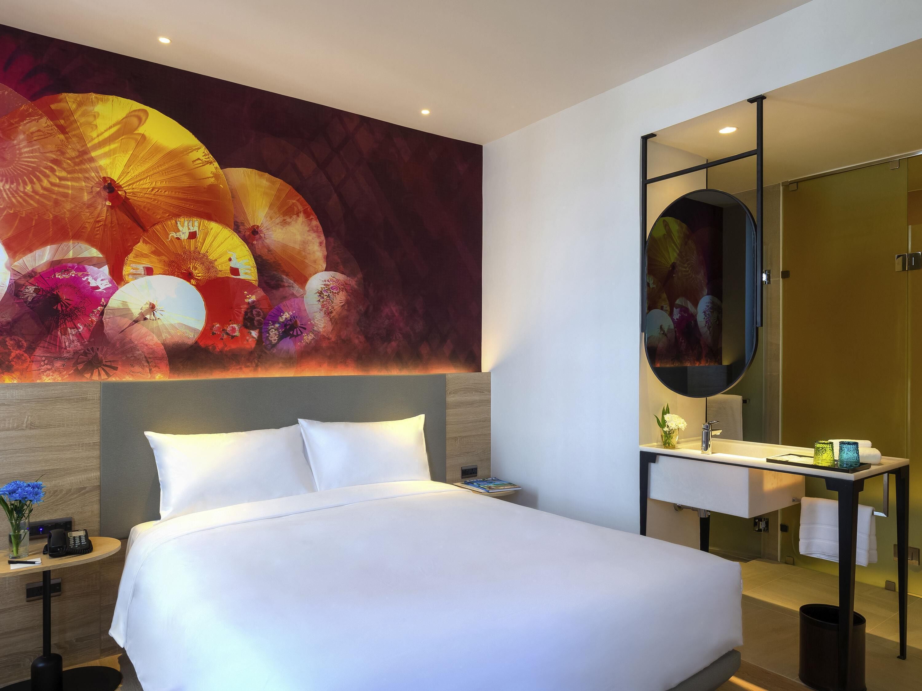 Standard Room, 1 Queen Bed | In-room safe, desk, soundproofing, free cribs/infant beds