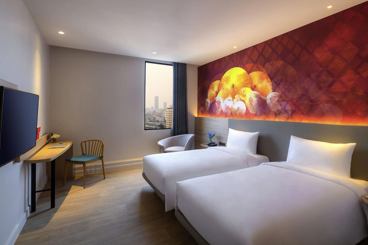 خزنة داخل الغرفة ومكتب وتجهيزات عازلة للصوت وأسرّة أطفال/رضّع (مجانًا)