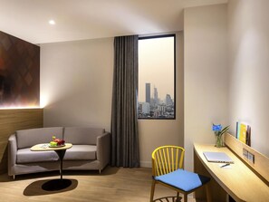 Kolmen hengen huone, useita sänkyjä | Tallelokero huoneessa, työpöytä, äänieristys, ilmaiset vauvansängyt