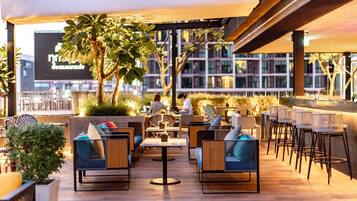 2 bares/lounges, saguão/lounge