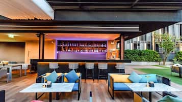 2 Bars/Lounges, Lobby-Lounge