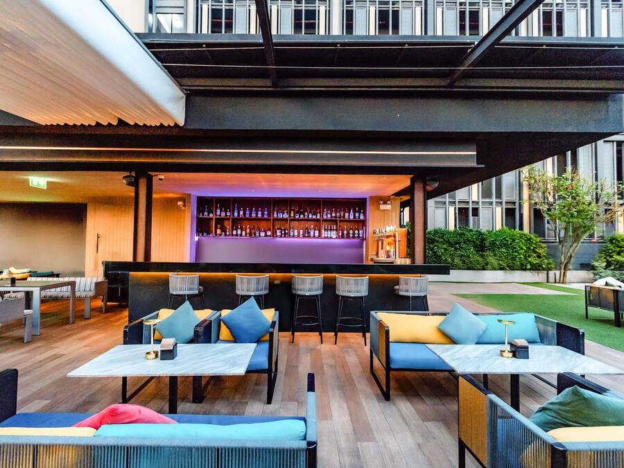 2 Bars/Lounges, Lobby-Lounge