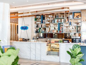 2 Bars/Lounges, Lobby-Lounge